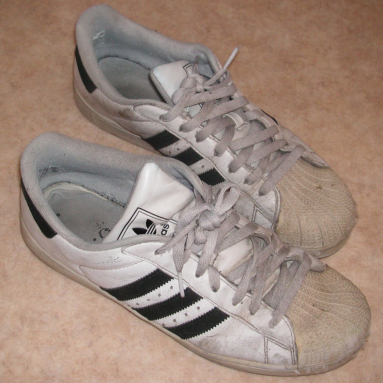 adidas Superstar（シェルトゥ）— ヒップホップで文化的アイコンに