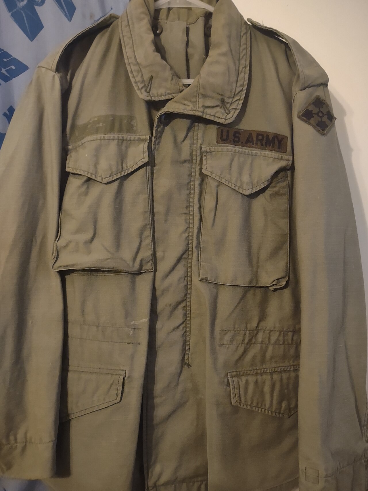 M-65 フィールドジャケットの実物（オリーブのコットンサテン、襟にフード収納）