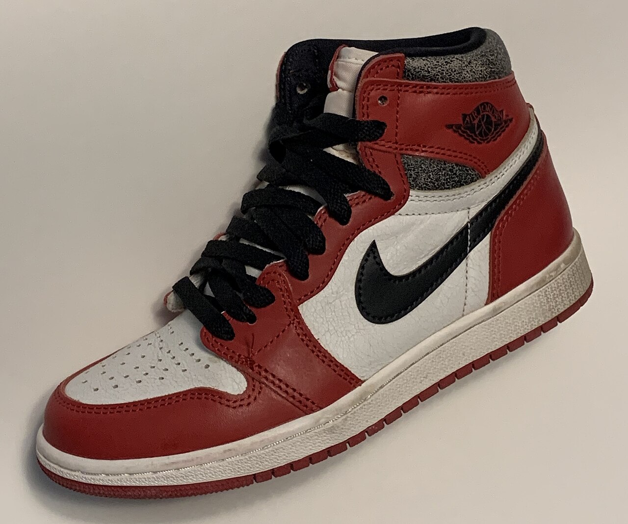 Nike Air Jordan 1 — バスケ／ストリートの起点（1985）