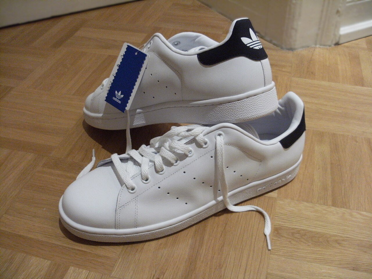 adidas Stan Smith — レザーコートシューズの定番
